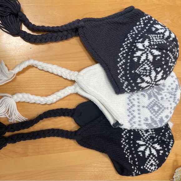 Cozy Knit Snowflake Hat, Scarf, and Mittens Set - White and Gray one size new - Picture 2 of 6